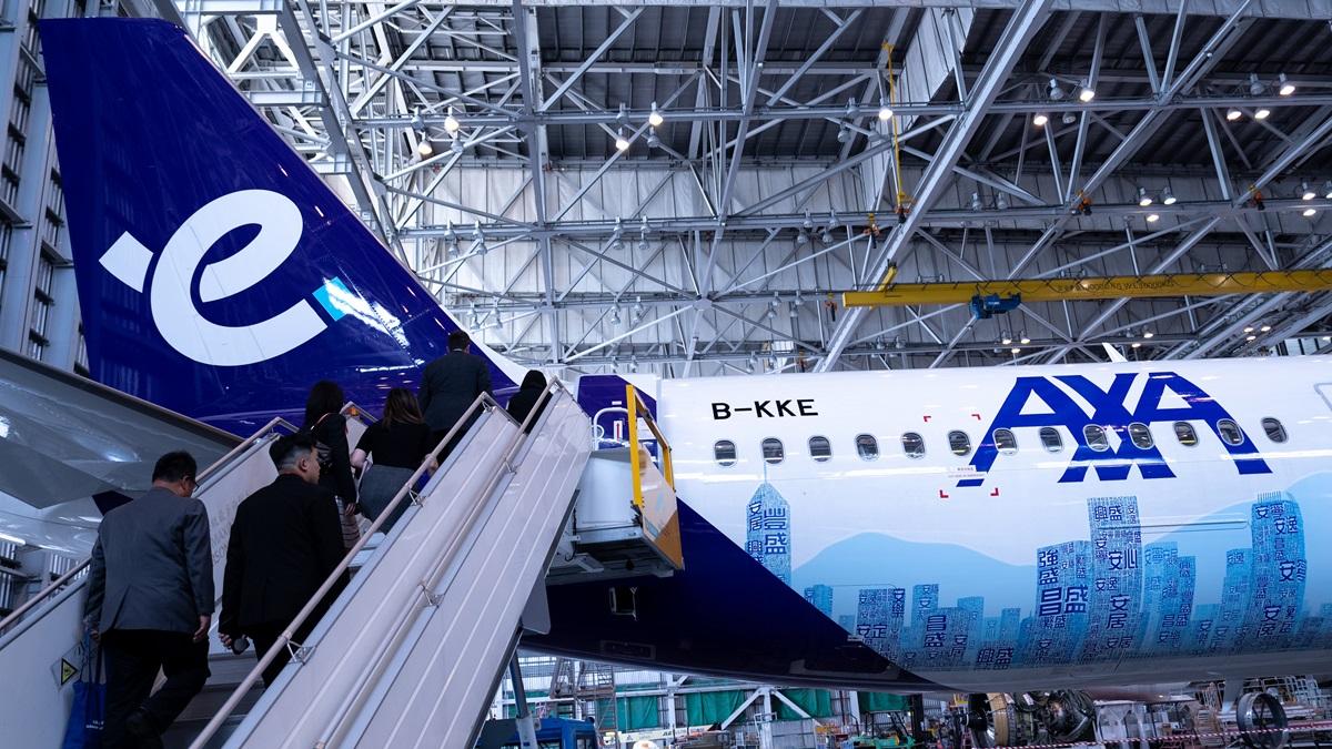 香港快運首次在旗下客機披上合作夥伴的廣告。(林靄怡攝)