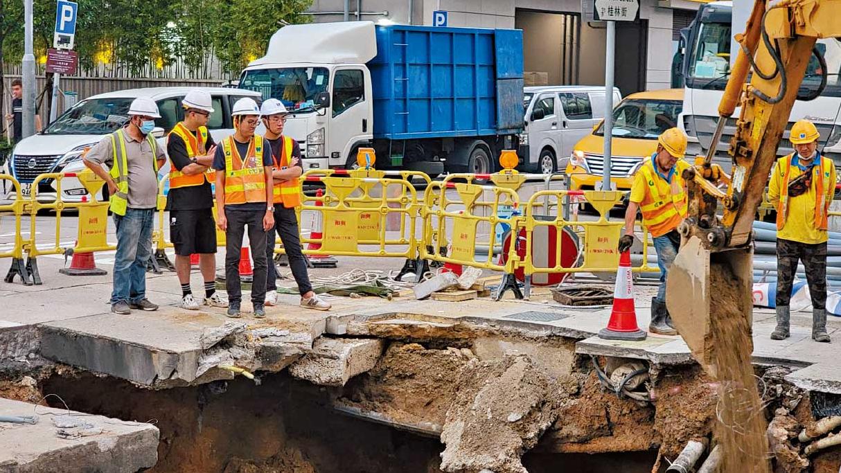 深水埗海壇街路陷 疑因水土流失 受影響路段快線今早6時前重開