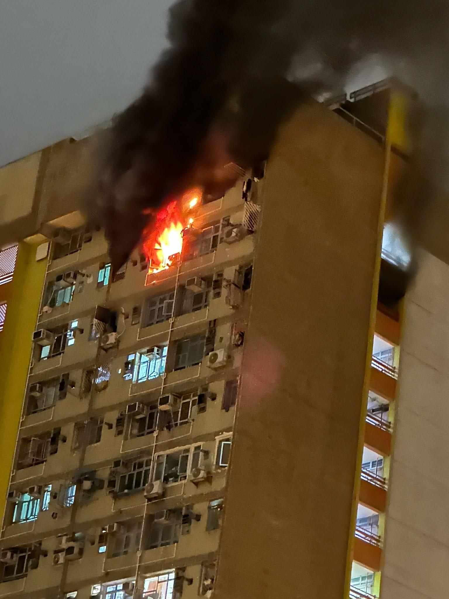 青衣長發邨單位起火 疑有冷氣機焚毀墮下 (網上圖片)