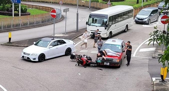 馬仔坑道電單車與的士相撞 女鐵騎士被撞上的士車頭 (@fb車cam L（香港群組）圖片)