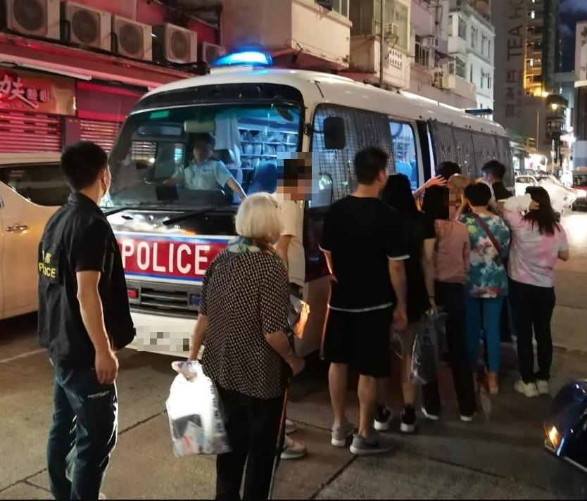 警砵蘭街搗非法百家樂賭檔　拘2負責人20賭客檢48萬賭款籌碼