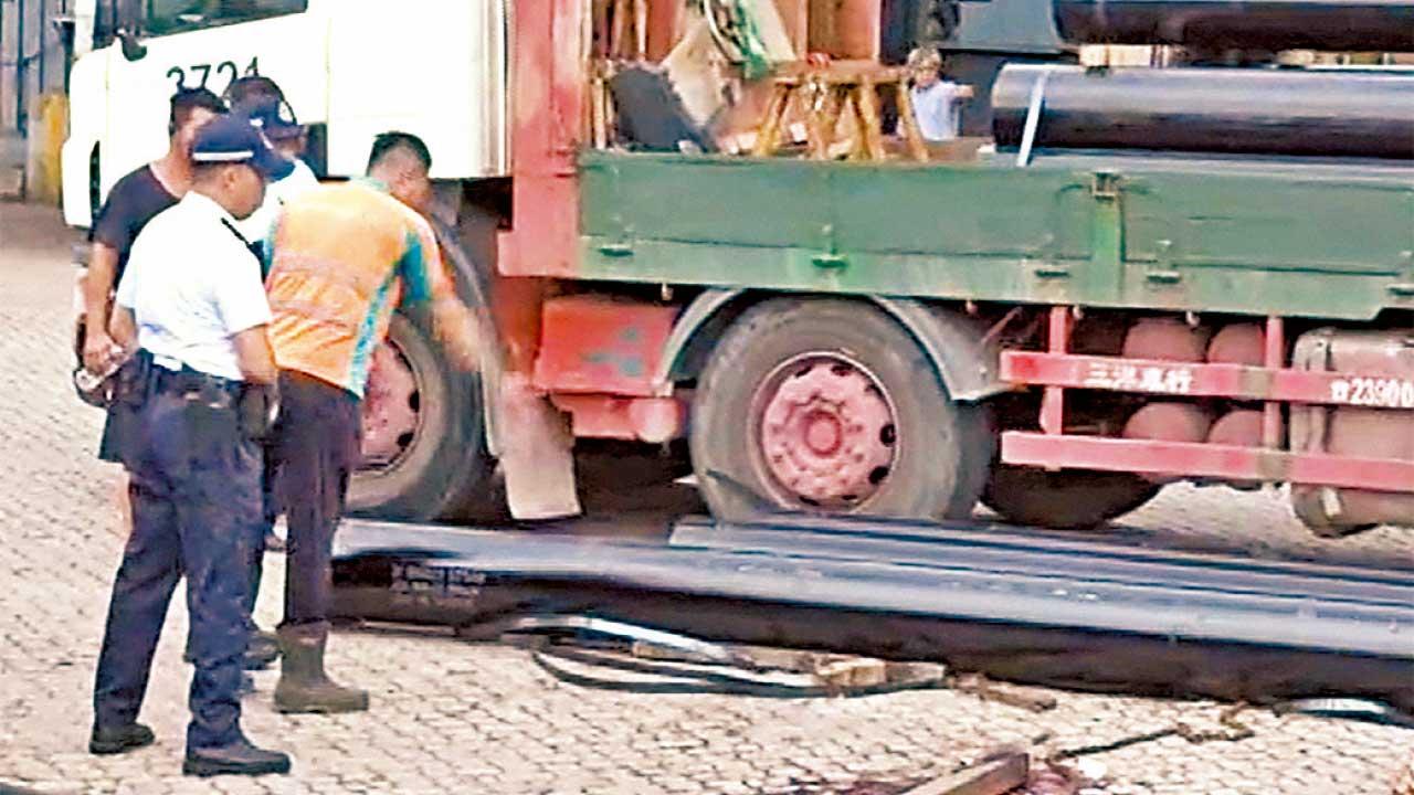 工人吊運水管遭砸中亡