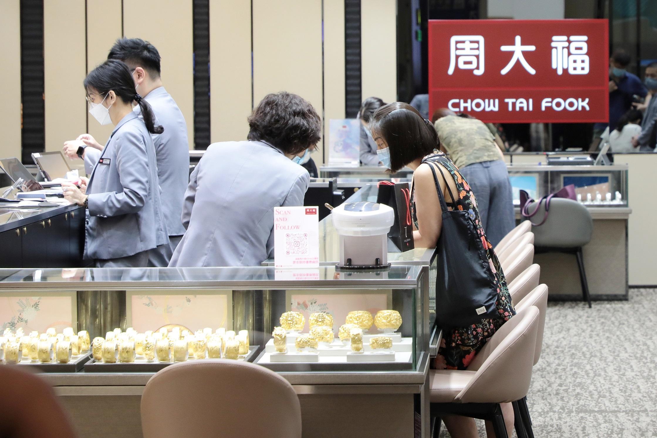 周大福珠寶全多賺兩成派末期息3仙　對明年業務前景「審慎樂觀」