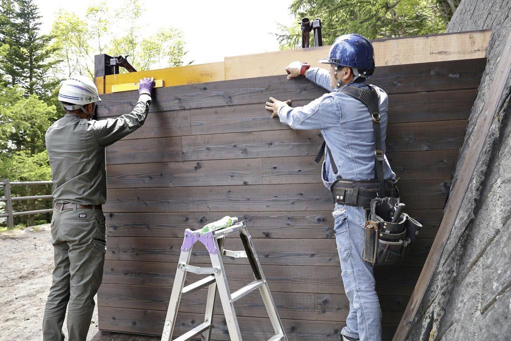 山梨縣政府為打擊富士山嚴重的「過度旅遊」問題，已在富士山吉田五合目登山道入口設置閘門，並徵收通行費。(資料圖片)