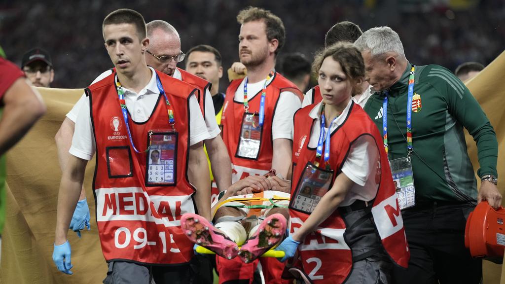 重創的匈牙利前鋒華加，被擔架抬離。(美聯社)