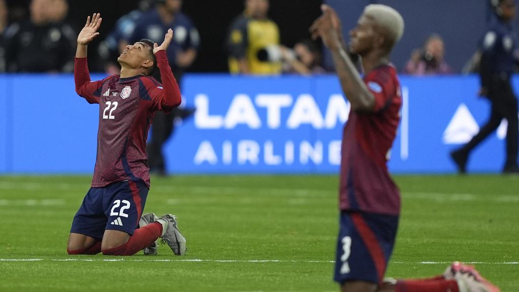 哥斯達黎加球員賽後跪地祈禱。(美聯社)