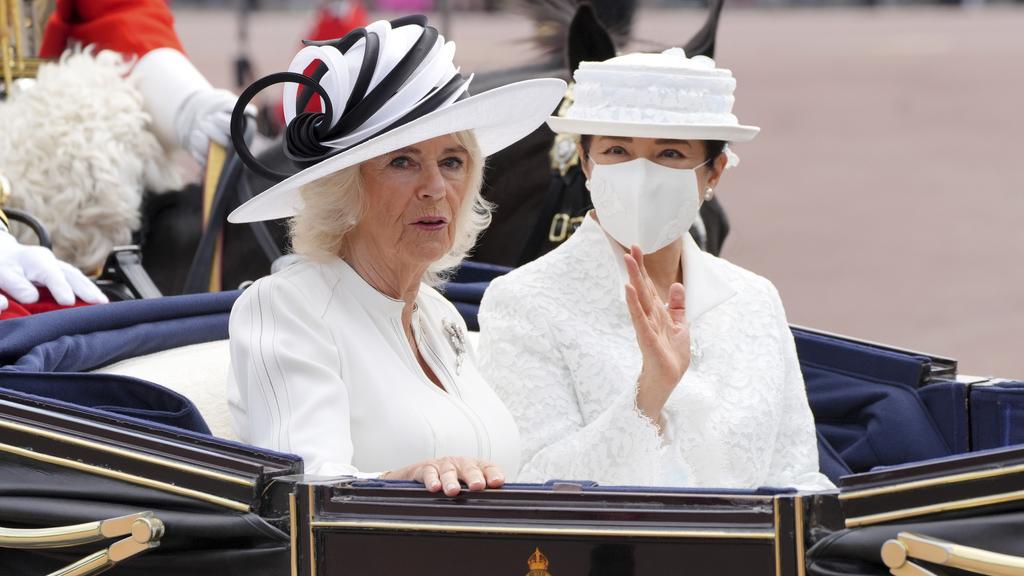 日皇伉儷訪英 查理斯卡米拉親迎 雅子一原因戴口罩坐馬車