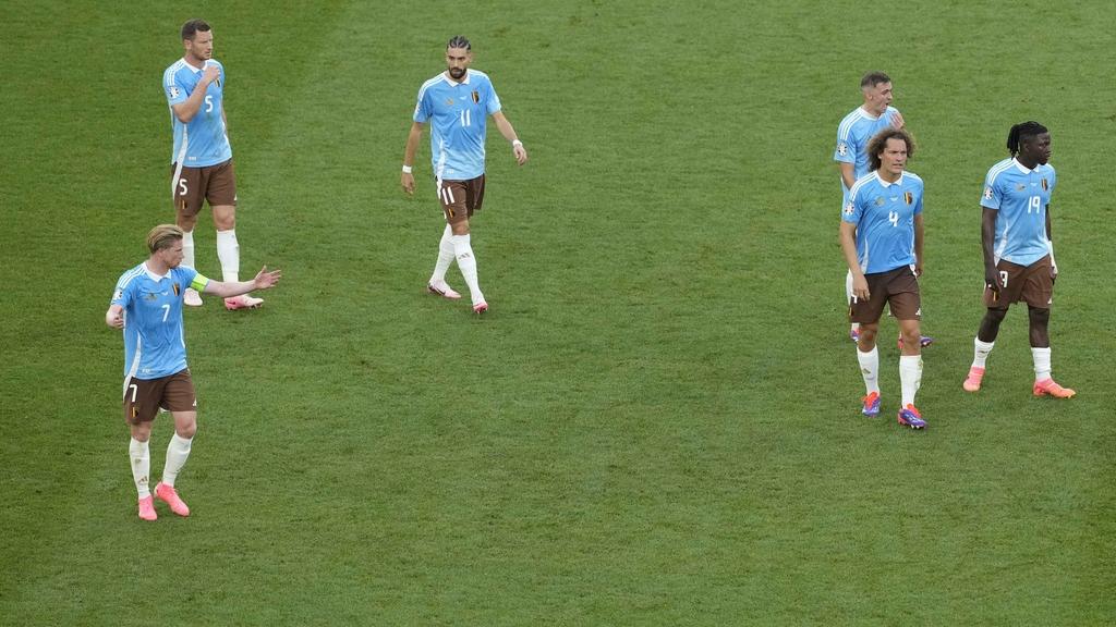 迪布尼示意隊友盡快回更衣室。(美聯社)