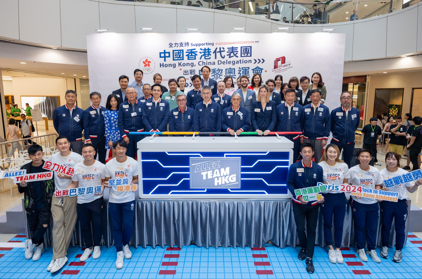  港協暨奧委會開展「邁向巴黎奧運Road to Paris」推廣活動，會在多個商場舉行與奧運及體育有關的活動，例如相片展覽、互動遊戲、運動員分享會等，啟動禮今日於觀塘apm商場舉行。(港協暨奧委會)