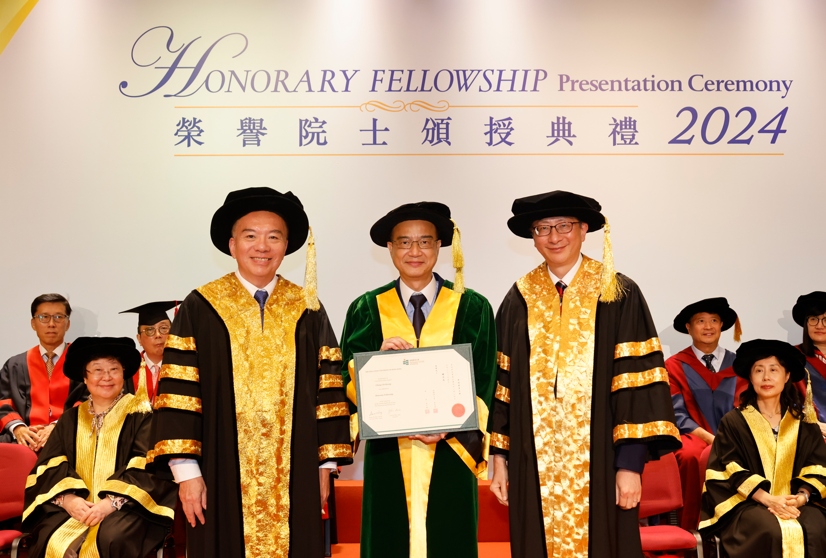 香港教育大學頒授榮譽院士銜予資深體育評述員鍾志光及商人顏寶鈴(教育大學提供)