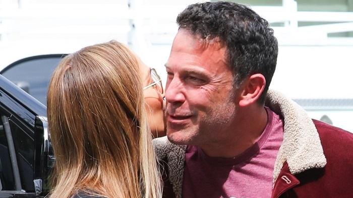 珍妮花與班艾佛力避咀嘴只親面