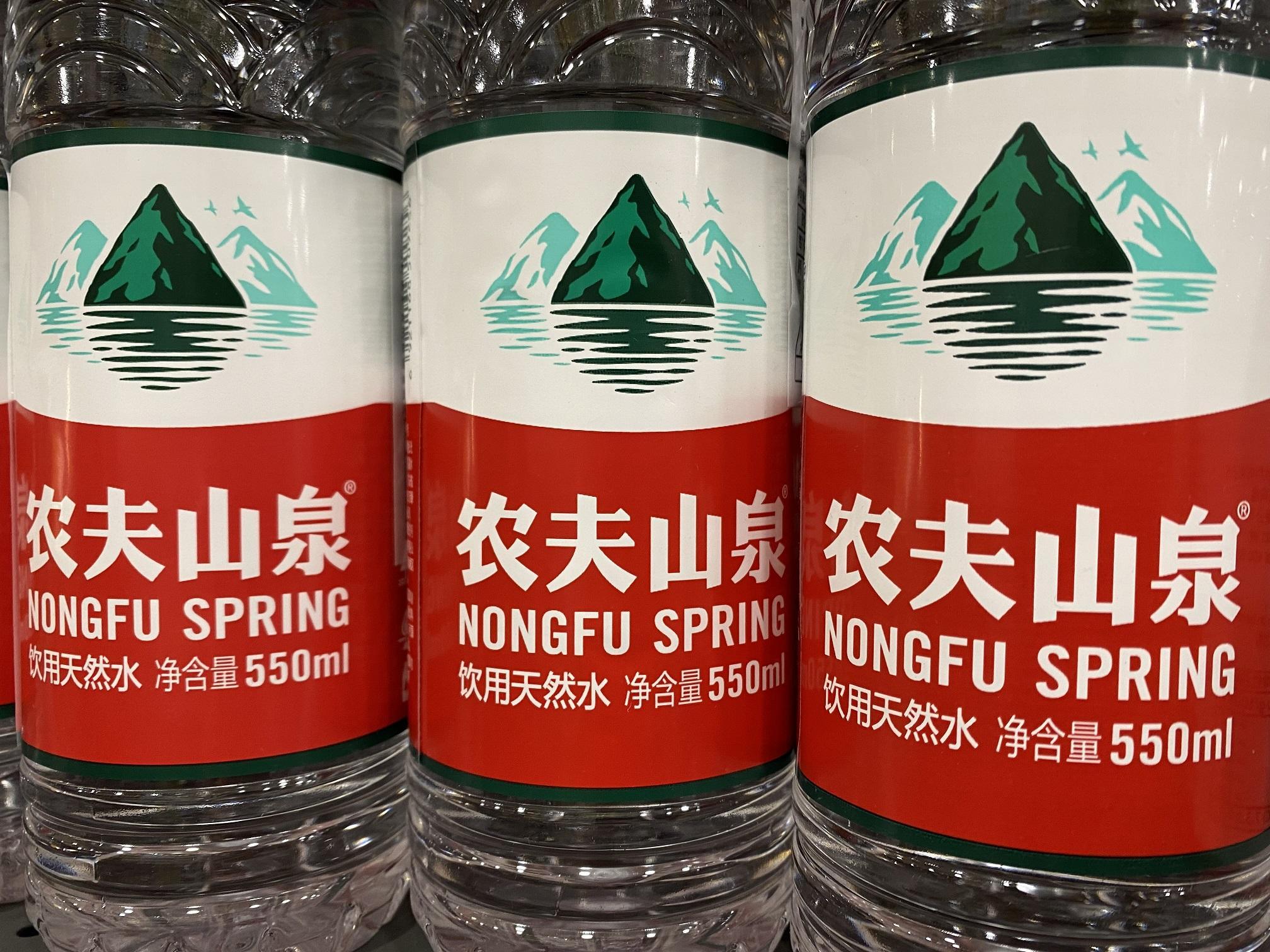 農夫山泉與娃哈哈打「瓶裝水價格戰」　每瓶低至0.74元人民幣