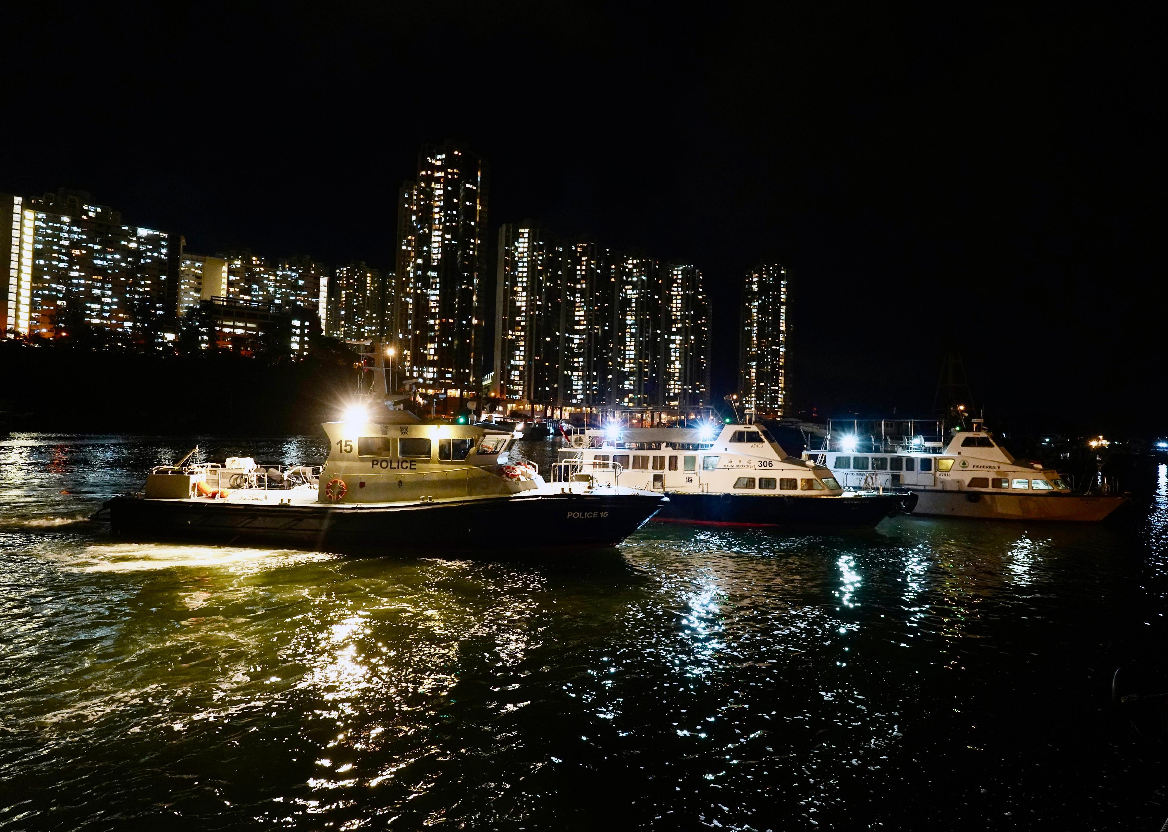 海事處漁護及警方聯合行動 打擊不適當光燈捕魚及非法捕魚(政府新聞處)