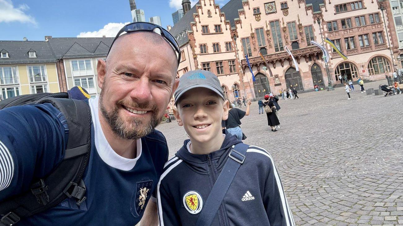 歐洲國家盃｜蘇格蘭球迷伊恩與兒子亞歷克斯。（X圖片）
