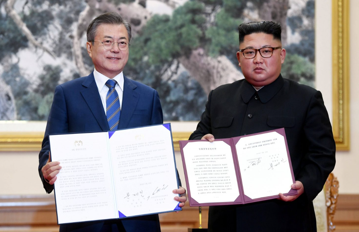 2018年9月19日，時任南韓總統文在寅訪問北韓，與北韓領袖金正恩簽署《平壤共同宣言》，附屬《九一九軍事協議》商定兩韓在海陸空全面停止一切敵對行為，並劃設緩衝區。(資料圖片)