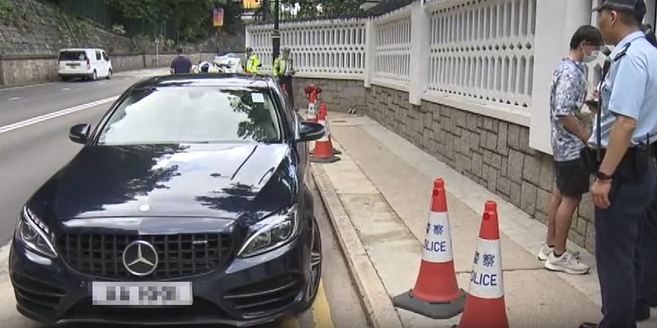 私家車禮賓府外倒車調頭，撞傷警員右腳(NOW新聞畫面)