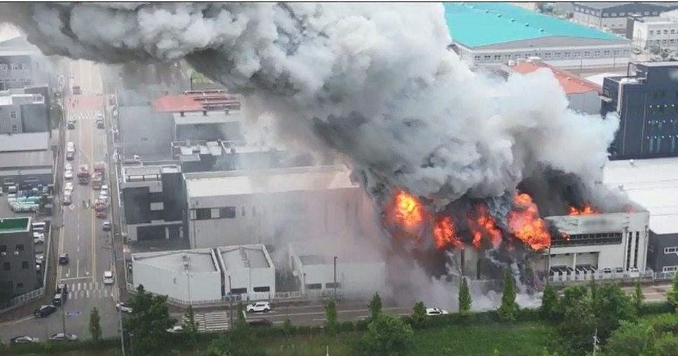 南韓京畿道一間鋰電池工廠發生大火，撲滅後現場發現20多具遺體，當局估計傷亡數字可能上升。(網上圖片)