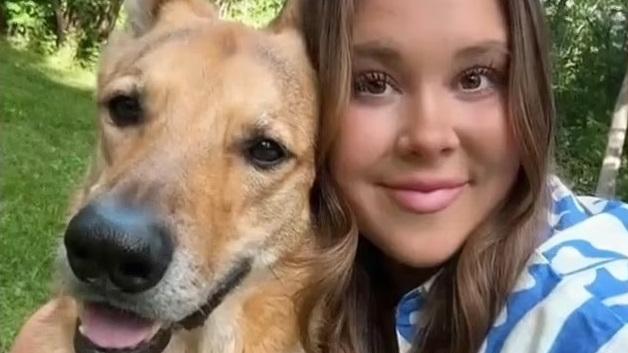 雅各布森與狗狗Zeus一起經歷被野熊追殺的驚險瞬間。(互聯網)