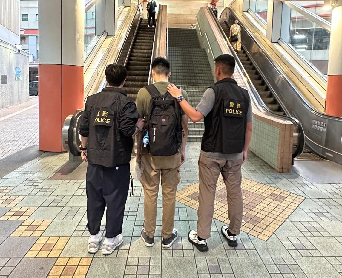 被警方拘捕的35歲涉嫌窺淫的男子。(警方提供)