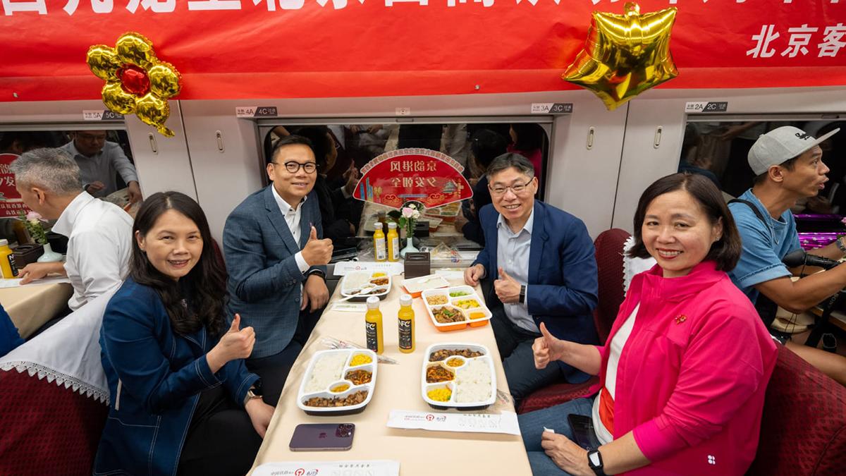 林世雄(後排右)同陳恒鑌(後排左)、楊美珍(前排右)、蔡少綿(前排左)一齊食晚飯。(陳奕釗攝)