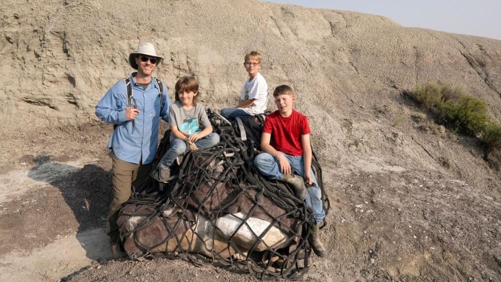 古生物學家萊森(左1)與發現恐龍化石的3名少年。(互聯網)