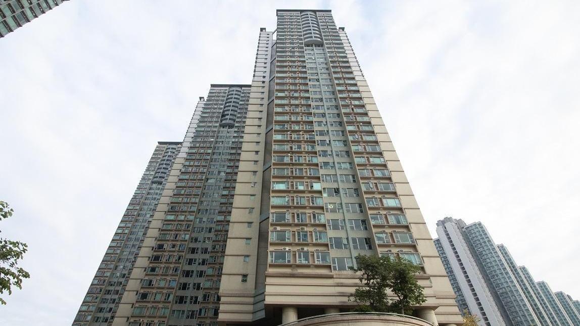 馬鞍山曉峰灣畔兩房高層戶以608萬元沽出，呎價逾1.2萬元，3年貶值14%。