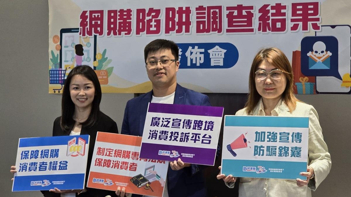 顏汶羽(中)建議政府制訂針對電子商貿的法例；旁為植潔鈴(左)和靳彤彤(右)。(李朗僑攝)