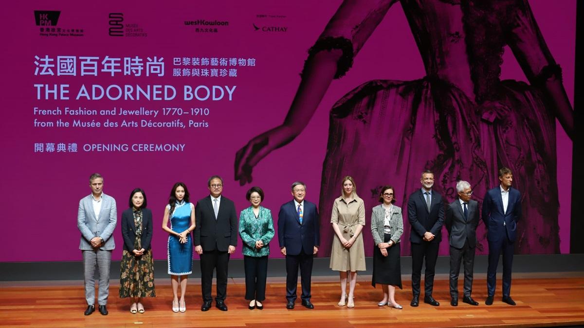 展覽開幕典禮由卓永興(中)、黃智祖(左四)等主禮。(羅錦鴻攝)