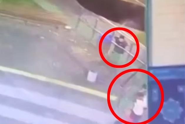 受害人雙手抱頭，並排站立，等候槍決。(互聯網)