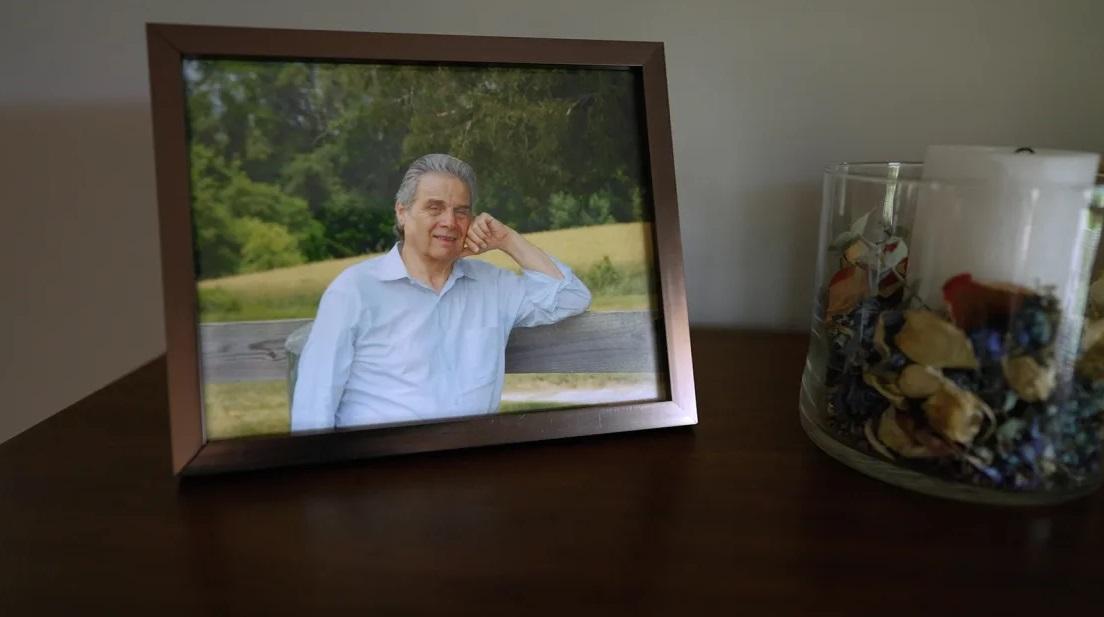 家裡放著琼斯生前的照片。(互聯網)