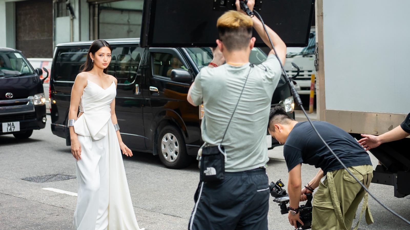 Mandy譚旻萱變身人工智能女神 鬧市拍廣告獲途經司機驚喜送花