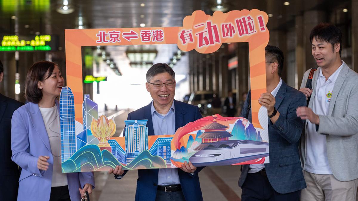 林世雄(左二)表示，動臥列車的休閒體驗飛機做不到。(陳奕釗攝)