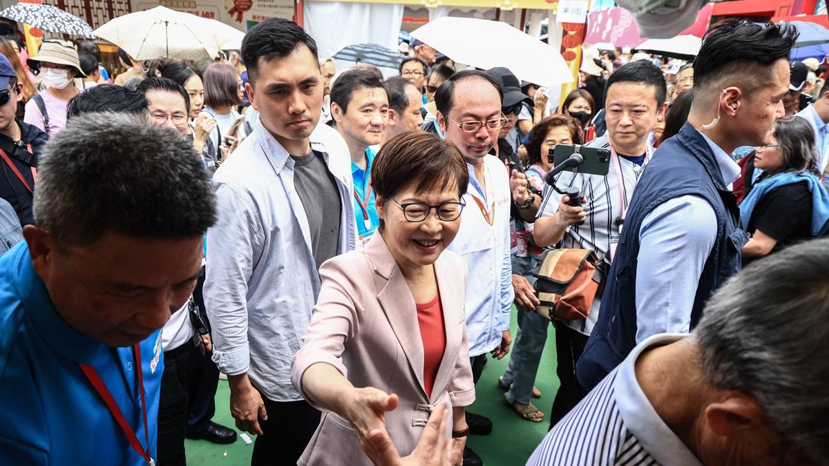 林鄭月娥(中)今日到家鄉市集嘉年華參觀。(中通社)