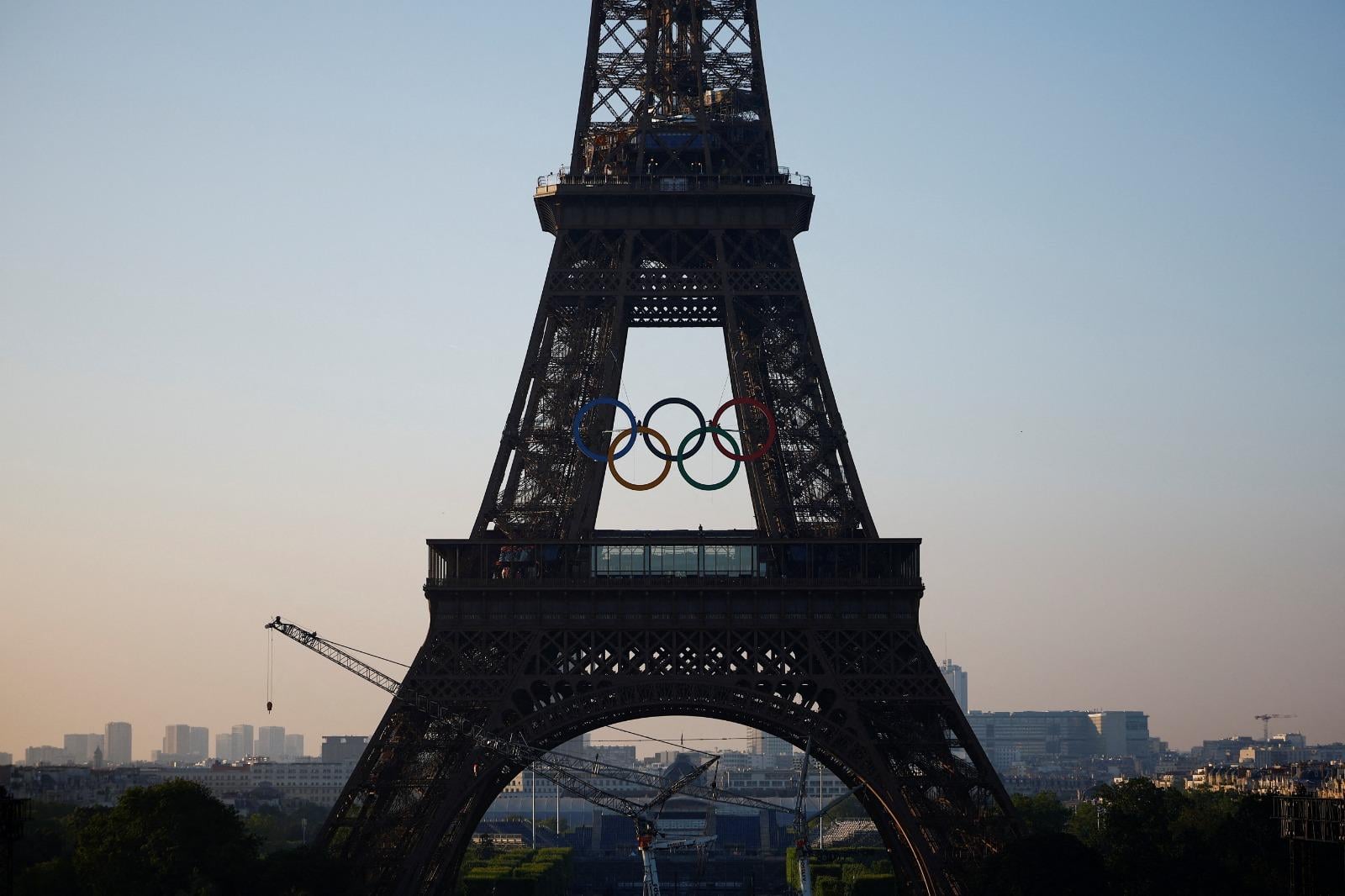 巴黎奧運｜巴黎鐵塔掛上奧運五環標誌。（路透社）