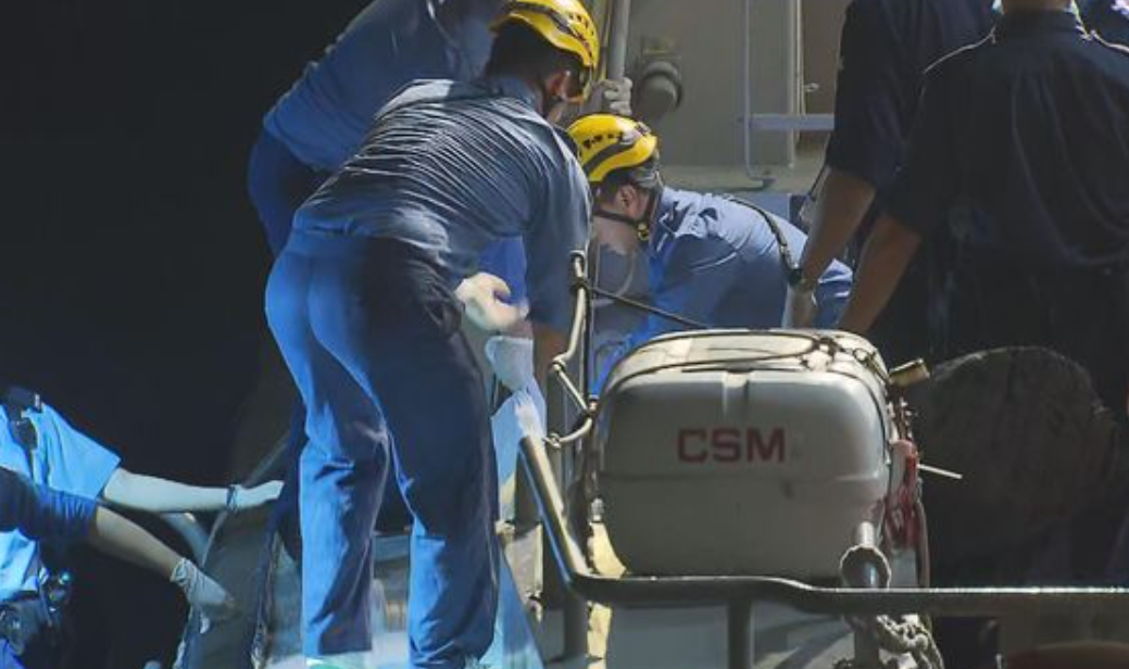 警方接獲報案，指有人在長沙灣魚類批發市場對開海面浮沉。消防輪到場將懷疑遇溺者救起送上岸經檢驗，發現事主已全身發漲，證實死去多時，毋須送院救治。(無綫新聞畫面)