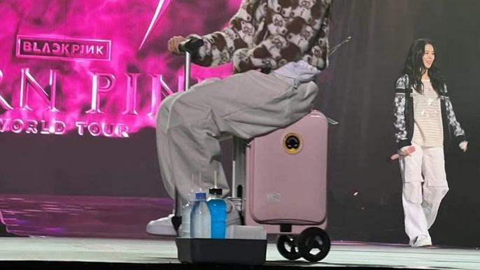 南韓女團Blankpink在演唱會坐的電動行李箱。(網上圖片)