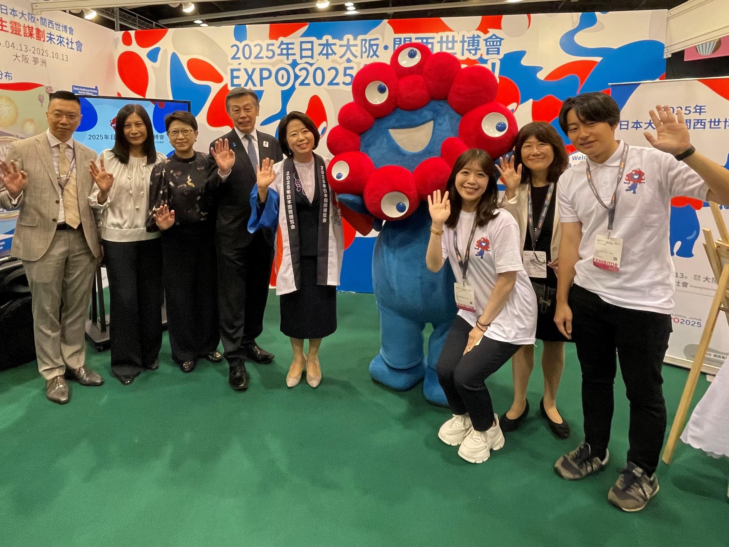 自見英子 到訪香港書展「日本館」，參觀「2025年日本大阪關西世博」及北海道等攤位
