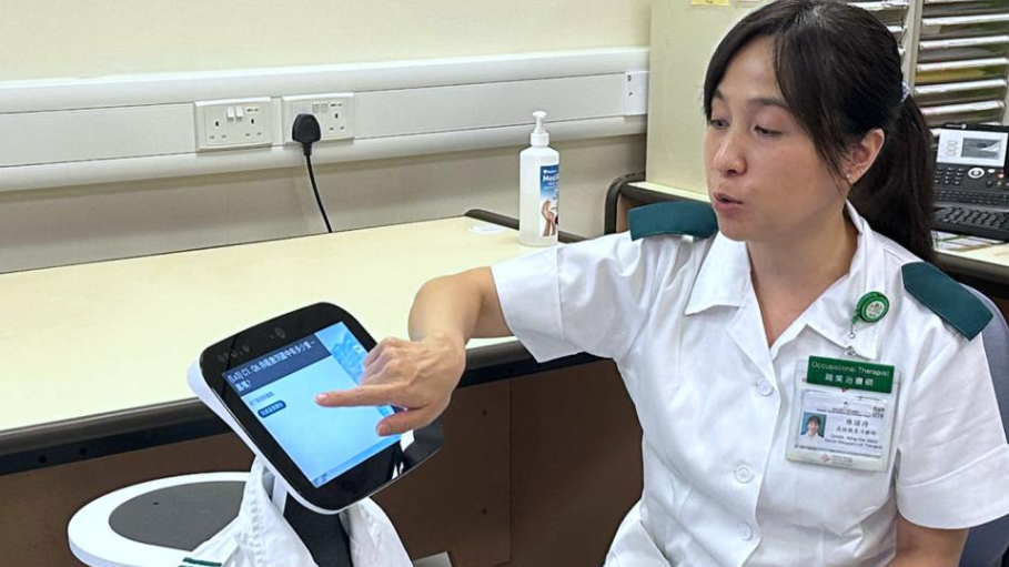東區醫院職業治療部說，AI智慧機械人可為輕度認知障礙患者提供訓練。（港台圖片）