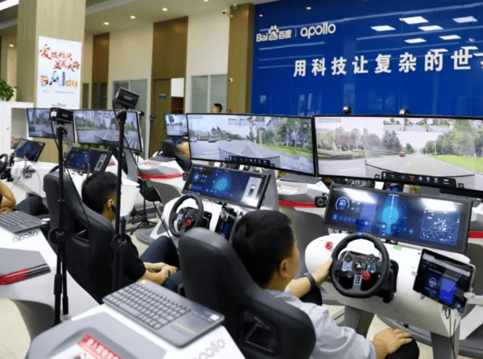  網傳後台工作照片，有真人坐在帶方向盤的屏幕前操作，爆出蘿蔔快跑「遠程代駕」疑雲(網上圖片)