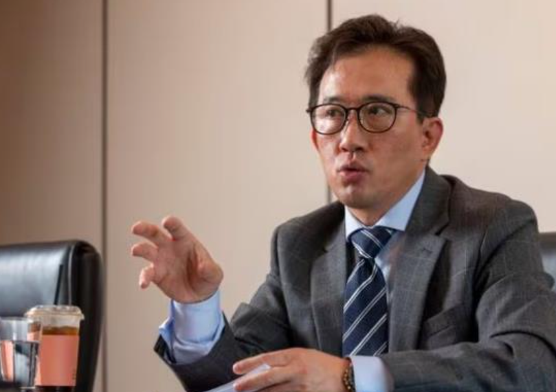 李日奎在首爾接受《朝鮮日報》訪問時指，去年7月開始考慮變節，並在11月與妻兒一起投奔南韓。(《朝鮮日報》圖片)