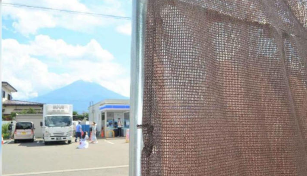 日本山梨縣富士河口湖町5月在當地一間LAWSON便利店對面架設巨型黑色布幕遮擋富士山景色，防止遊客為拍攝富士山而滋擾當地居民，不過很快黑布已被挖出多個洞。當地政府再有新措施，周四(25日)將黑布換成更堅固的棕色布料。