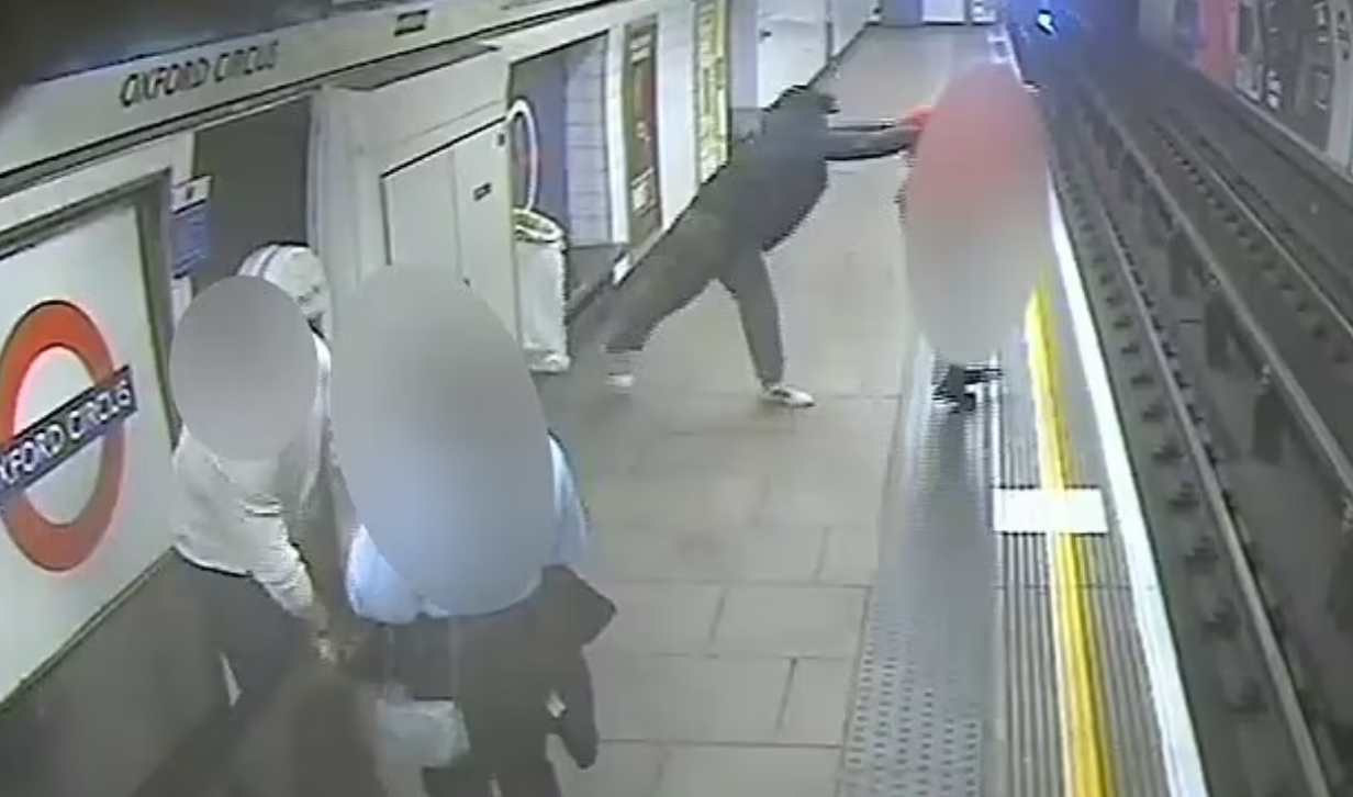 移民英國｜男子倫敦搭地鐵 因一眼神遭人推落路軌險死(有片)