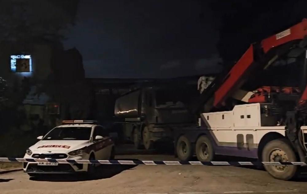 流浮山貨倉漢不滿拖車駛入借位掉頭，持鐮刀斬傷司機被捕。(電視截圖)