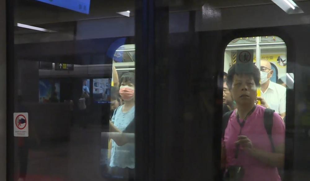 港鐵觀塘綫隧道更新工程順利完成，今晨頭班車起恢復正常服務。(電視截圖)