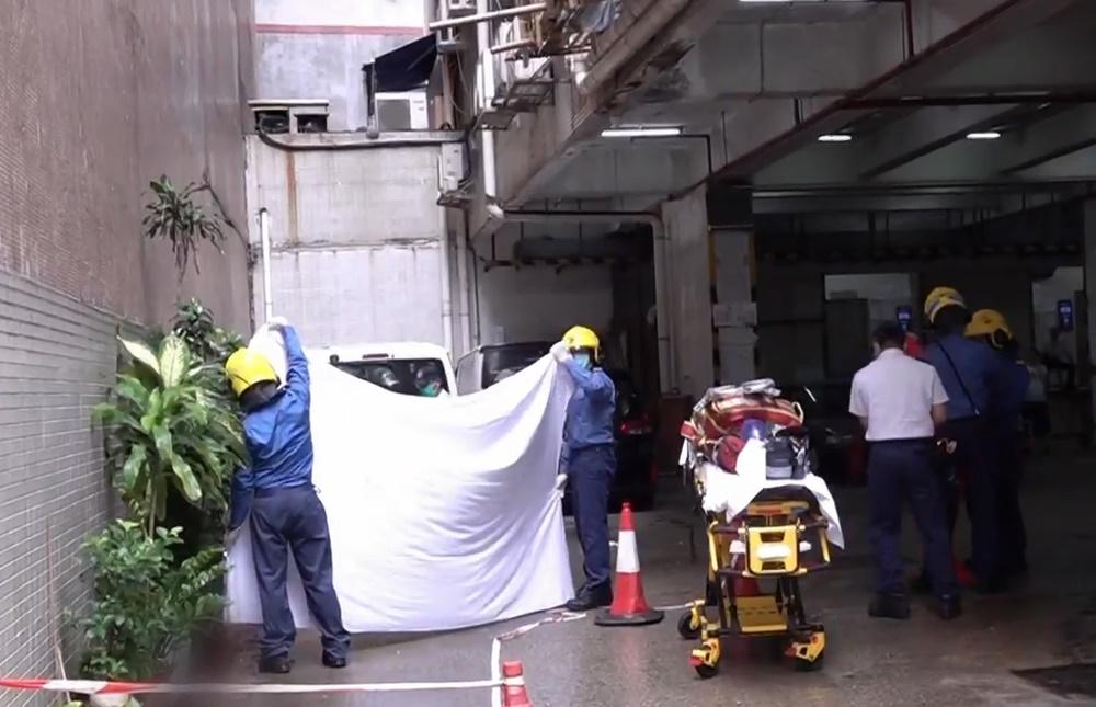 荃灣發生工業意外，一名男工人由15樓外棚架墮地身亡。(電視截圖)