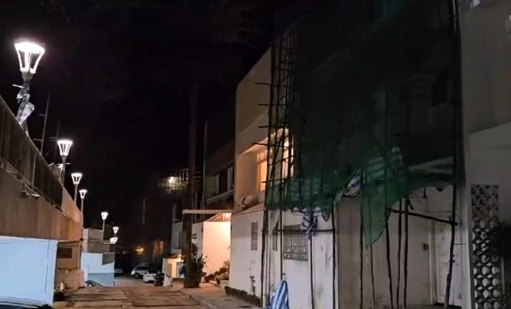 山頂獨立屋遭爆竊警鐘鳴響，損失有待點算。(電視截圖)