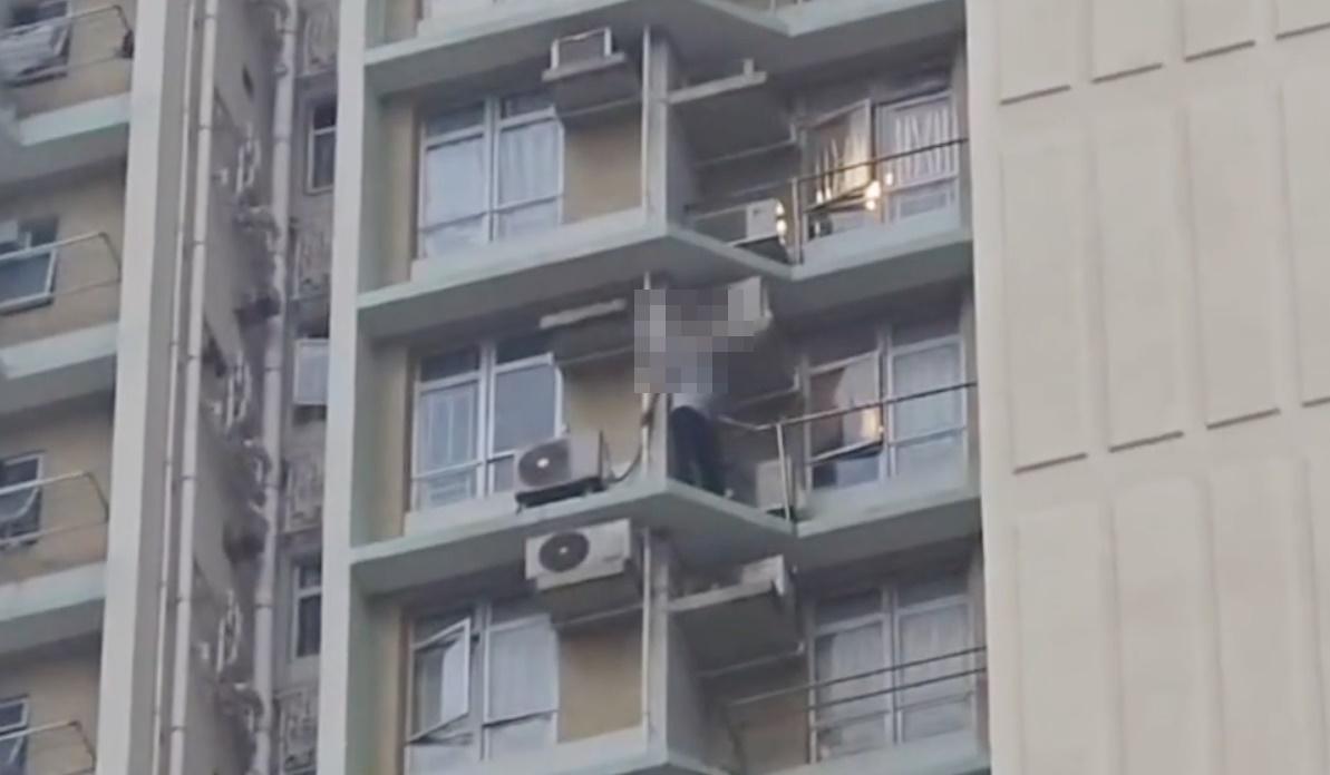 彩盈邨男子危站逾13小時，消防「飛將軍」戒備。(電視截圖)