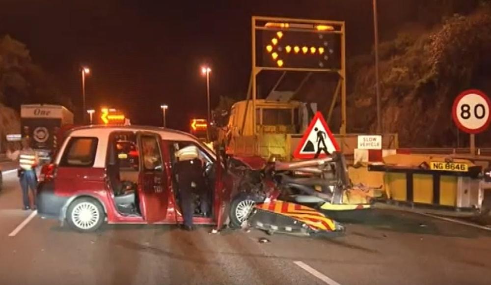 北大嶼山公路的士撼箭嘴車，後座乘客被拋至前座一度被困。(電視截圖)