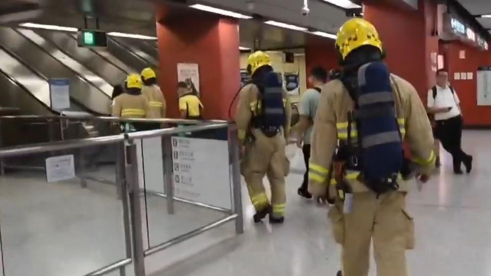 港鐵港島綫列車冷氣機現火花傳𤓓味，乘客北角站落車。(電視截圖)