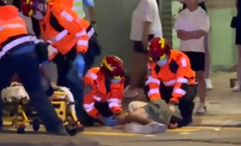 筲箕灣輪椅漢遭電單車撞一度昏迷，鐵騎士不適送院。(電視截圖)